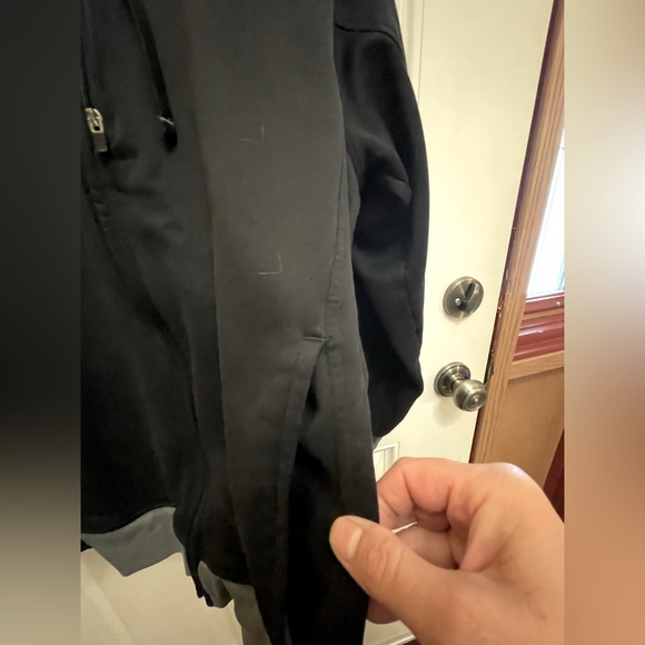 💙⬇️ $21 ⬇️ Men’s Under Armour Size Large black Zip Up front Hoodie. 2 pockets. - Picture 7 of 10